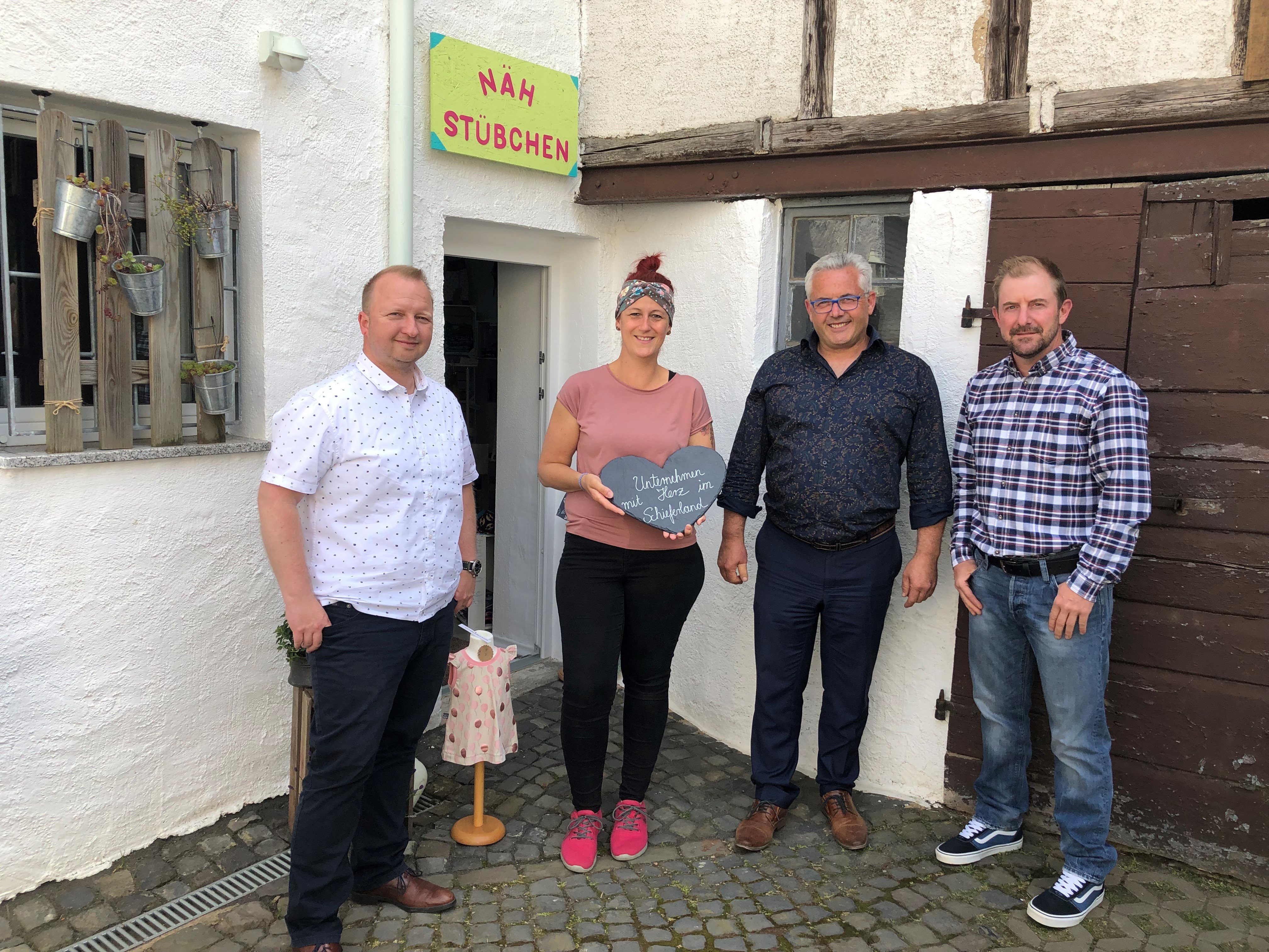 Gruppenbild Unternehmerin und Gratulanten