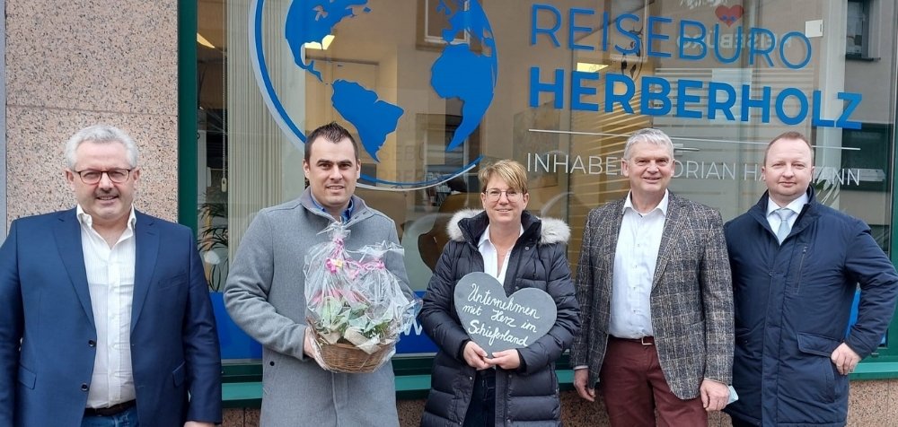 V. l. n. r.: Bürgermeister Albert Jung, Florian Hartmann, Tanja Sattler, Stadtbürgermeister Gerhard Weber und Tobias Wältermann 