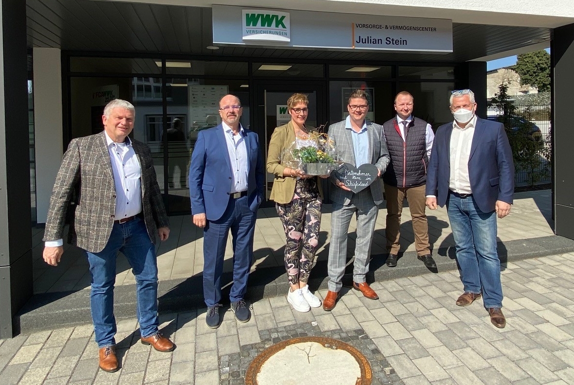 Das Foto zeigt v. l. n. r. Stadtbürgermeister Gerhard Weber, Oliver Pohl, Natalie und Julian Stein, Tobias Wältermann sowie Bürgermeister Albert Jung 